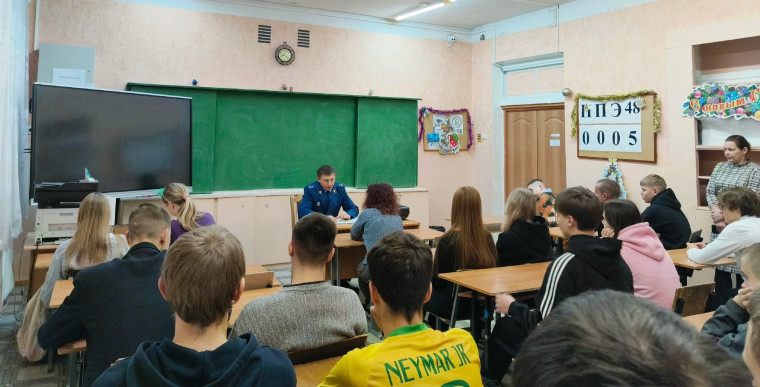 17 декабря сотрудник прокуратуры провел беседу со старшеклассниками о проявлениях экстремизма и терроризма среди подростков..